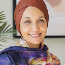 La escritora sudanesa que huyó de su país sin poder despedirse y ya no  puede (ni quiere) volver