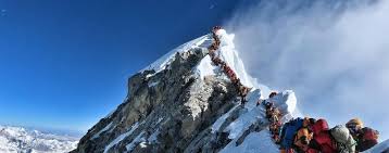 Ein bild geht um die welt und drückt mit der momentaufnahme aus, wie grotesk die situation am mount everest seit einigen jahren tatsächlich ist. Ansturm Auf Den Hochsten Gipfel Der Welt Warum So Viele Bergsteiger Am Mount Everest Sterben Panorama Gesellschaft Tagesspiegel