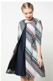Hal tersebut di karenakan batik memiliki nilai seni lebih, serta anda akan terkesan lebih dalam memilih model baju guru sabaiknya di perhatikan desain dan motifnya, carilah yang terlihat modis dan elegan. 45 Model Baju Batik Kerja Wanita Kombinasi Terbaru 2020 Bergaya