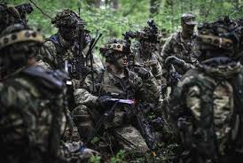U S Army Pictures Photos Of Soldiers Operating Worldwide Soldier Give Directions Airborne