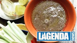 La bagna cauda, o salsa calda in italiano, è un piatto tipico piemontese di origine contadina preparato con ingredienti genuini e particolarmente apprezzato per il suo gusto intenso. Cose Buone La Bagna Cauda Da Mangiare Nel Fojot Preparata Con Acciughe Aglio E Olio Extravergine