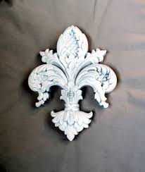 Fleur De Lis Wall Art Shabby Chic Plaque White Resin Vintage Etsy Shabby Chic Plaques Wall Art Fleur De Lis
