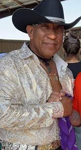 Cuando bronco iba a bailar al Swapmeet de Álamo la gente hasta hacia fila  para entrar. El era el éxito de ese lugar