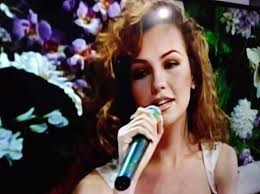 Feliz con la caja de @SmileDirectClub_Mex. ¡Ahora si voy a poder arreglarme  mis dientes chuecos desde la comodidad de mi casita con toda la seguridad y  guía profesional de un dentista! Ya