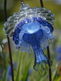 Best Glass Totems Garden Art Ideas For Beautiful Garden 5100 Pictures 1069 Glass Garden Flowers Glass Garden Art Yard Art