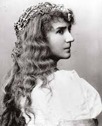 Louise Dumont's Instagram, Twitter & Facebook