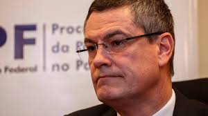 Bolsonaro exonera Valeixo do comando da Polícia Federal - Preto no ...