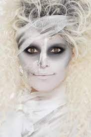 Unser team kommt zur hilfe mit ideen und anleitungen, wie sie ein einzigartiges halloween kostüm für kind selber machen. Mumie Kostum Selber Machen Diy Anleitung Maskerix De Geist Schminken Mumie Kostum Halloween Kostum Geist