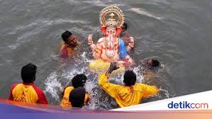 Most are descendants of those who migrated from india to malaysia during the british colonisation of malaya. Melihat Perayaan Terakhir Festival Ganesh Chaturthi Di India