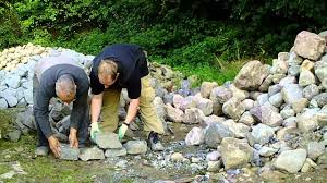 Willkommen bei steingarten.com dem onlineshop iseke unser sortiment reicht von klassischen pflastersteinen, mauersteinen und bruchsteinen über. Basalt Bruchsteine Fur Trockenmauer Steingarten Youtube