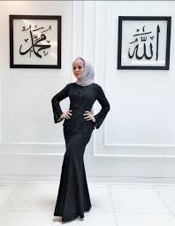Shop for baju kurung moden baju raya kebaya 2019 about emel emel is a designer muslimah wear collection on a mission to inspire women to look good feel good and do good together the latest collection warna consists of modern baju kurung in colourful prints lace baju kurung as well as simple. Hitam Bukan Lagi Hanya Untuk Upacara Kematian Lihat Selebriti Yang Berani Ni Nona