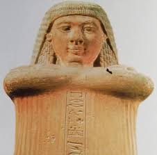 Statua a cubo di Samut. Pietra Arenaria Altezza 62 cm Larghezza 28,5 cm  Profondità 41 cm Saqqara, XIX Dinastia Leida, Rijsmuseum van Oudheden AST  22. Le statue a cubo, che come le