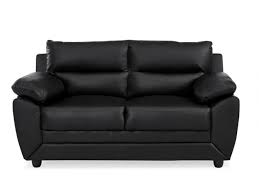 Piedi in metallo grigio, struttura stabile e resistente. Divano 2 Posti Elegante In Similpelle Colore Nero Manoa
