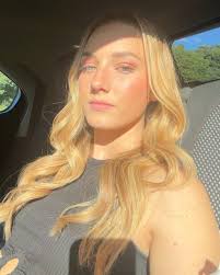 Brooke Lunt's Instagram, Twitter & Facebook