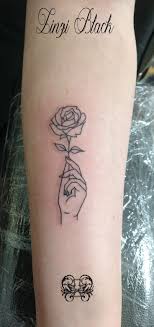 Image Result For Hand Holding A Rose Tattoo Tatuagem De Mao Tatuagem Na Mao Tatuagem