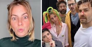O disco princípio, meio e fim foi lançado em 18 de março de 2015, é o primeiro disco da banda. Ckmlwnvd8ykm9m