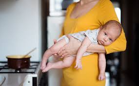 Wie lange sie warten sollten, bevor bevor sie ihr baby mit ins flugzeug nehmen und welche risiken mann mit baby am flughafen: Fliegergriff Babys Richtig Halten Familien Magazin