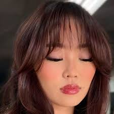 Anna Edge's Instagram, Twitter & Facebook