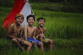 Walau hanya rangkaian kata, kalian bisa merasakan kobaran semangat yang membara dari pemimpin pertama indonesia ini. Wujud Cinta Ke Tanah Air Yang Tak Muluk Muluk Tapi Berkesan Di Zaman Now