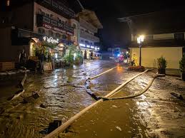 Unwetterwarnungen für salzburg in den nächsten 24 stunden ▶ entwicklung der wetterlage ✓ warnstufe 4 | warnungen vor extremem unwetter. Schwere Unwetter In Salzburg Zivilschutzalarm In Drei Gemeinden Osterreich Vienna At