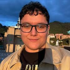 Un fan se disfrazó del brazo metálico de Bucky para tomarse una foto con  Sebastian Stan en la Tokyo Comic Con 🤣🤣🤣