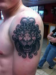 It characterizes a person's belongings to authority but at the same time his objectivity and. Shoulder Lion Crown Tattoo By Sakura Tattoos