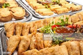 Zaki soya mai da albasa in ya soyu saikisa ridi ki kara soyawa, saiki sa kayan miya da naman da kika tafasa, saiki barshi su soyu, saiki sa ruwan naman da kayan kamshi da maggi, saiki barshi yayi ta. Yadda Ake Spring Rolls Da Meat Pie