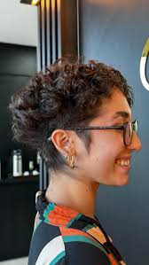 Jana mora fora do Brasil, brinca comigo que o corte dela tem que durar um  ano! Opto por nuca mais curta e de base reta e mais leveza no topo. Franja  desfiada