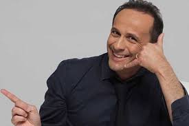 Dopo un esordio caratterizzato da una serie di conduzioni televisive e teatrali a livello locale, uccio si afferma definitivamente come attore comico grazie al seguitissimo format televisivo. Vi Racconto Il Mio Mudu Alle Mura Salvo La Rosa Presenta Uccio De Santis Quotidiano Di Gela