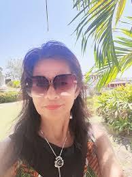 Sally Iverson's Instagram, Twitter & Facebook