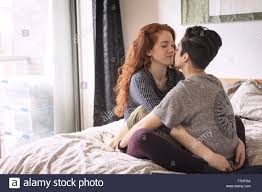 Zeige, wo und wie du deine ich habe in den ferien viele dinge zu hause gemacht und verbringe die schone zeit an. Lesben Romancing Beim Entspannen Auf Bett Zu Hause Stockfotografie Alamy