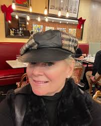 When a quick trip to your favorite facialist and a glass of champagne is  all you need! 🍾🥂🎁 plus a rain guard