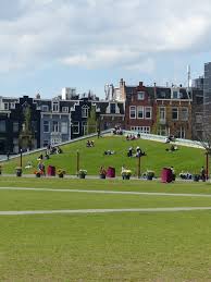 Navigeer nu naar de parkeergarage. Museumplein Izi Travel