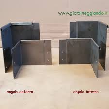 Bordura che permette di delimitare le pavimentazioni e aiuole, permettendo di separare in modo netto ogni decorazione realizzata con ghiaietto, ciottoli o pietrisco. Giardineggiando Bordura Acciaio Corten Per Aiuole Confezione 10 Mt H 6 10 16 20 25 Cm Sp 1 2 Mm