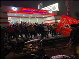 وجه ممدوح عباس رئيس نادي الزمالك الأسبق نصيحة خاصة إلى اللجنة المعينة لإدارة نادي الزمالك برئاسة حسين لبيب. Ø´Ø§Ù‡Ø¯ Ù…Ø§ ÙØ¹Ù„ØªÙ‡ Ø¬Ù…Ø§Ù‡ÙŠØ± Ø§Ù„Ø£Ù‡Ù„ÙŠ Ø£Ù…Ø§Ù… Ù†Ø§Ø¯ÙŠ Ø§Ù„Ø²Ù…Ø§Ù„Ùƒ Ø§Ù„Ù†Ù‡Ø±ÙŠ Ø¨ÙˆØ§Ø¨Ø© Ø£Ø®Ø¨Ø§Ø± Ø§Ù„ÙŠÙˆÙ… Ø§Ù„Ø¥Ù„ÙƒØªØ±ÙˆÙ†ÙŠØ©