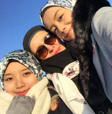 Mira atau nama sebenarnya nur amirah filzah badioezaman, 27, berkata mereka sepatutnya bernikah pada oktober depan namun ia terpaksa dipercepatkan berikutan kakak sulungnya yang menetap di new york, amerika syarikat (as), pulang ke sini untuk majlis resepsi adik bongsu mereka. 11 Foto Adik Beradik Mira Filzah Yang Ramai Tak Tahu Iluminasi