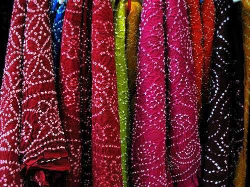 Intricate Bandhani textiles in Jaipur, AI generated