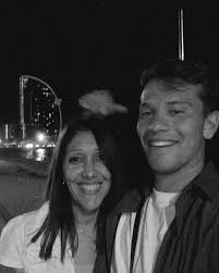 Y lo hicimoss!… En 🇪🇺 con la mama ❤️ Soñamos mucho este viaje desde  chicos (en la primera foto emprendiendo juntos y jodiendo con el fondo de  la playa diciendo que pronto