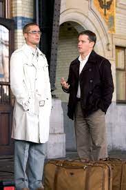 Here S Looking At You Burberry The Trenchcoat S Greatest Moments On Film Brad Pitt Oceans Twelve Brad Pitt Style