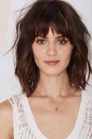 Carre Ondule Le Carre Ondule Avec Frange Coiffure Frange Coupe Cheveux Mi Long Cheveux Mi Long