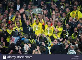 Deutsche meisterschaft dortmund photos • Sport Fussball Bundesliga 2011 2012 Borussia Dortmund Vs Sc Freiburg 4 0 Stadion Signal Iduna Park In Dortmund Bvb Gewinnt Die Deutsche Fussballmeisterschaft Meister Feiern Freude Fussball Nationalmannschaft Mit Der Meister Schale Stockfotografie