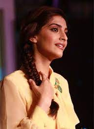 Fishtail Pony For Sonam Kapoor Indian Hairstyles Bollywood Hairstyles Hair Styles