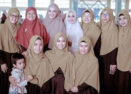 Batasan aurat seorang wanita juga turut dibedakan berdasarkan siapa yang melihatnya. Hukum Aurat Wanita Dengan Sesama Muslimah Penjelasan Syekh Atha Abu Rasytah