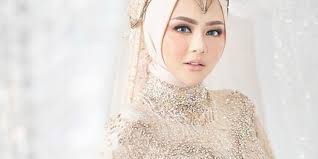 8 Potret Jenita Janet Makin Stylish Setelah Berhijab, Banjir Pujian Saat  Jadi Juri D Academy 6