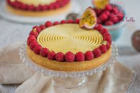 Tarte Tourbillon Aux Amandes Framboises Chocolat Au Lait Et Passion Recette Idee Patisserie Chocolat Au Lait Desserts Aux Fruits