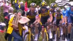 Este sábado todo comenzó en el muro de bretaña, lugar que se convirtió en un clásico del tour de francia, que para su cuarto contacto con la sorprendente cima bretona se propuso el reto de un doble ascenso. Tq6q7cwgontsm