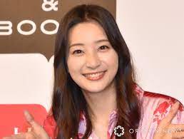 足立梨花“美太もも”チラリ 「ついつい谷間に目が」「色気増してますね」と反響 | ORICON NEWS