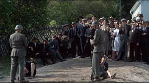 Det är vacker vårdag i ådalen, den 14 maj 1931 och bygdens arbetare har klätt upp sig i söndagskostymer, köpt karameller till barnen, höjt de röda fanorna och bildat ett tre kilometer långt demonstrationståg. Triart Play Adalen 31