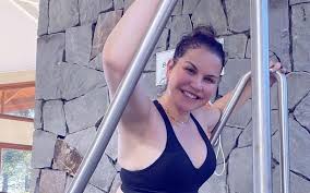 Facebook gives people the power to. Katia Aveiro Posa Em Fato De Banho Em Foto Com Intruso Misterioso Um Ovni Vip Pt
