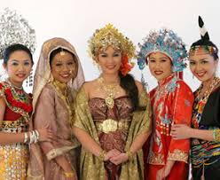 The culture, traditions and customs of the country are influenced by indian, sri lankan, malaysian, arab, persian, indonesian and even african influences. Culture Of Malaysia History People Clothing Traditions Women Beliefs Food Customs Family